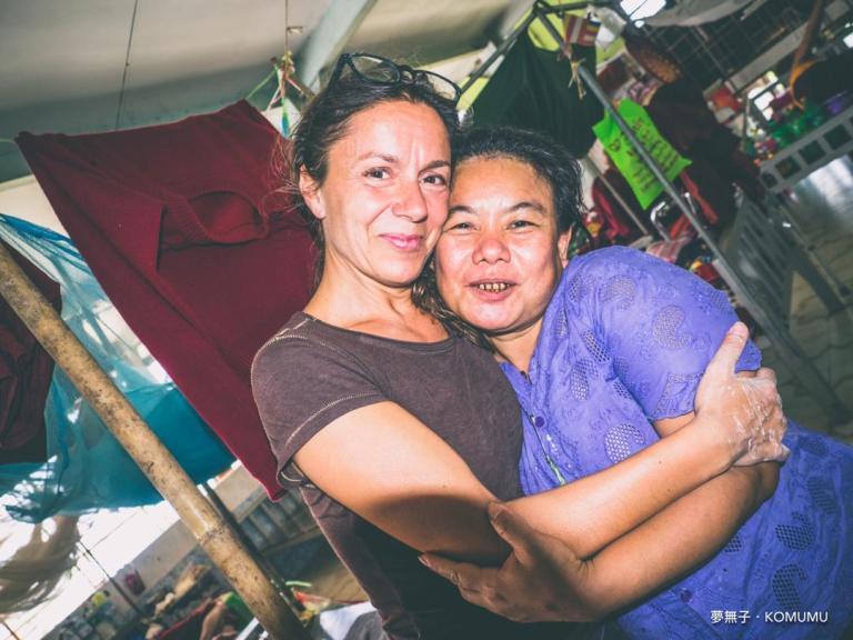 La care taker dei monaci al terzo piano del Rainbow Hospital