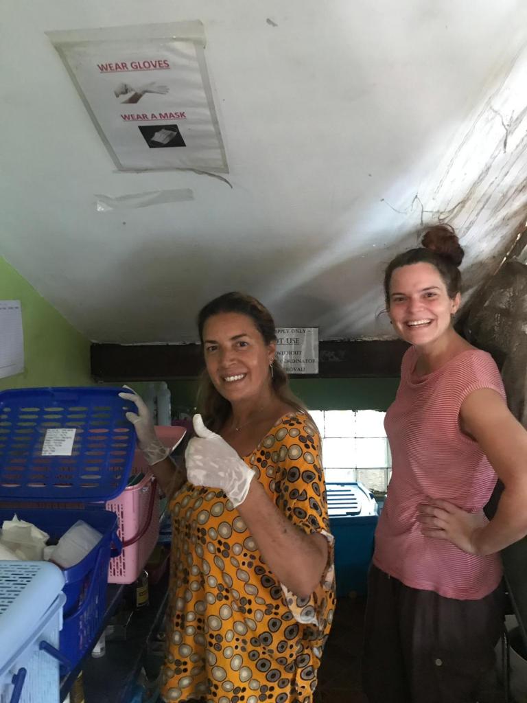 Cristina e Renata preparano i box per le medicazioni